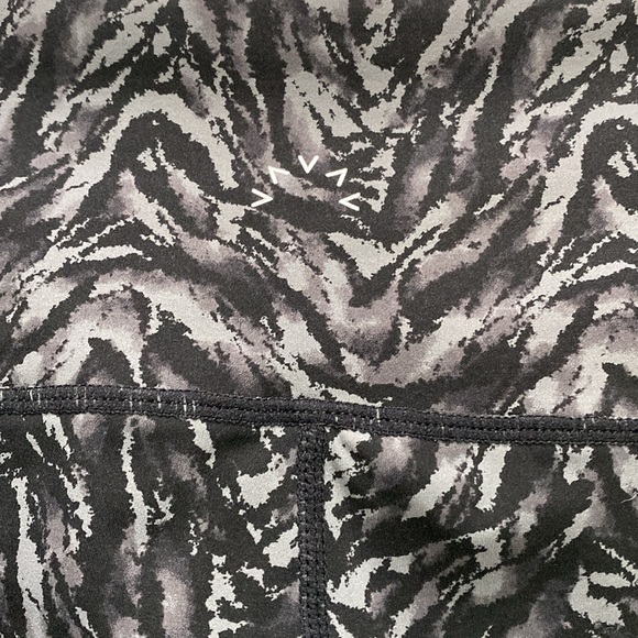 Varley Luna dark mono Zebra Legging SZ S black/grey workout neutral inseam 25” - Picture 4 of 5